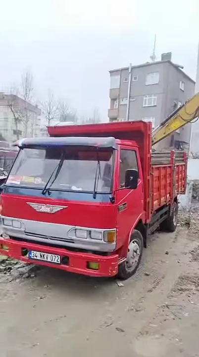 Yükleme İçin Hazır Moloz Kamyonu