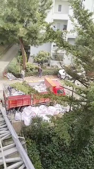 Apartman Bahçesinde Moloz Taşıma